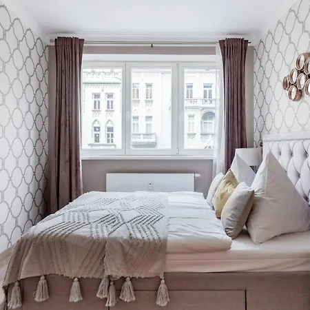 Pastel Art Deco 3bdr Ruterra Apartment *